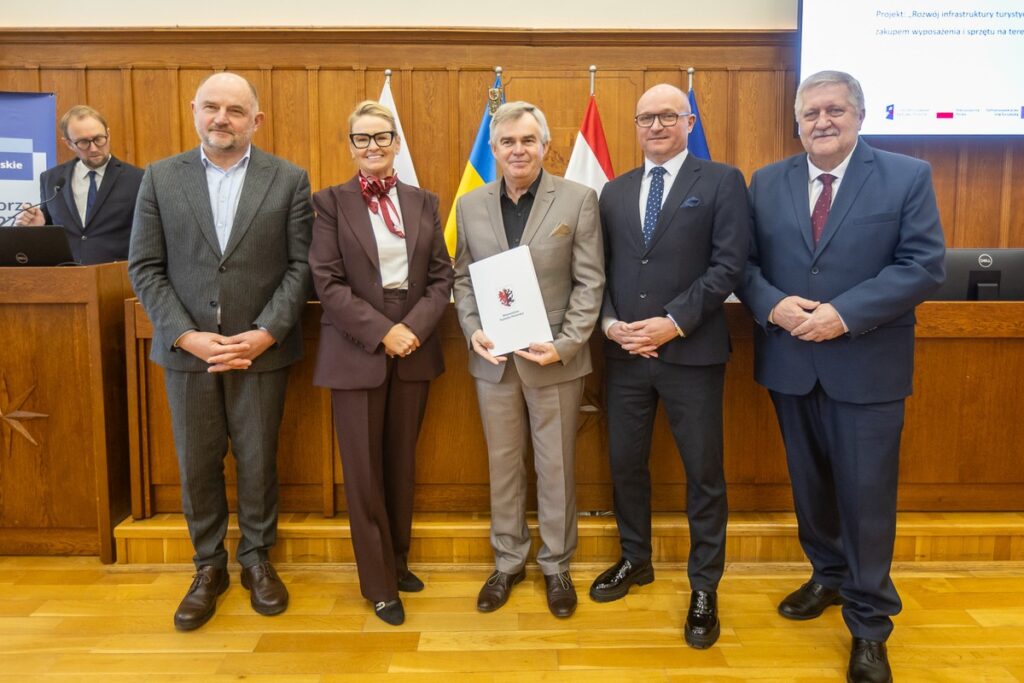 Uroczystość wręczenia umów FEdKP, 17.11.2025, fot. Szymon Zdziebło/tarantoga.pl dla UMWKP