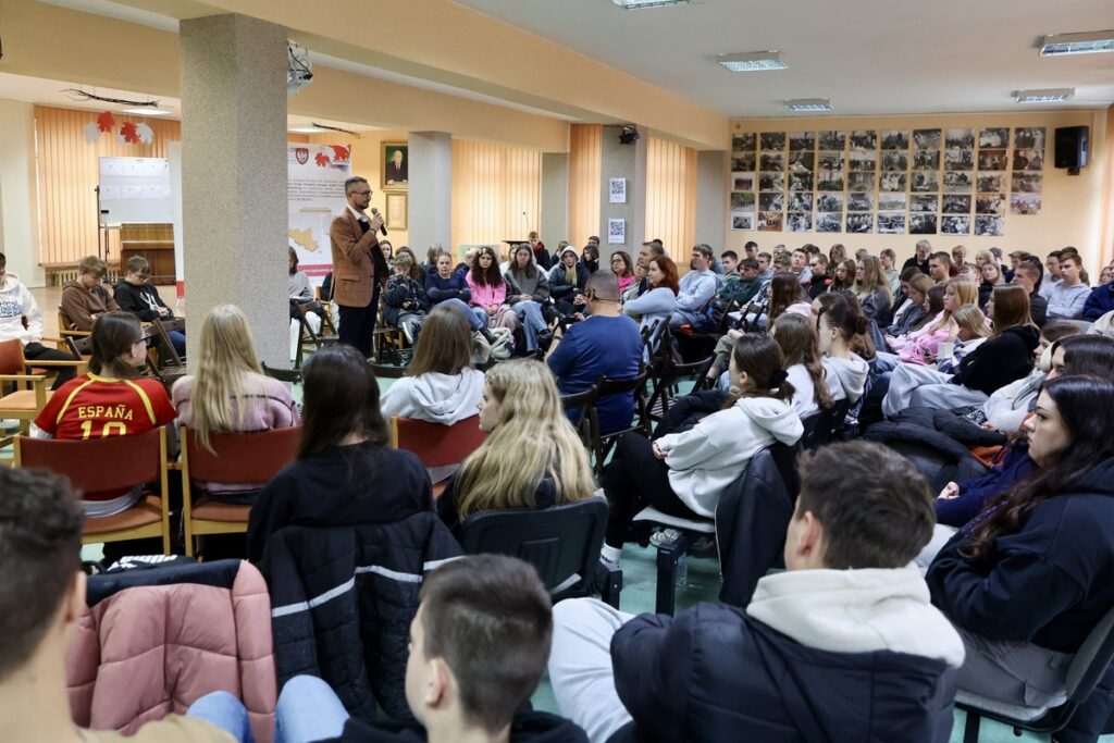 Spotkanie członka zarządu województwa Dariusza Kurzawy z uczniami Zespołu Szkół Centrum Kształcenia Rolniczego im. Powstańców Wielkopolskich w Bielicach (powiat mogileński), fot. Andrzej Goiński/UMWKP