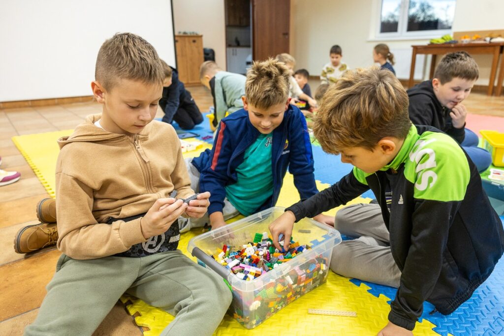 Klub młodzieżowy we Wielgiem, zajęcia z robotyki, fot. Szymon Zdziebło/tarantoga.pl dla UMWKP