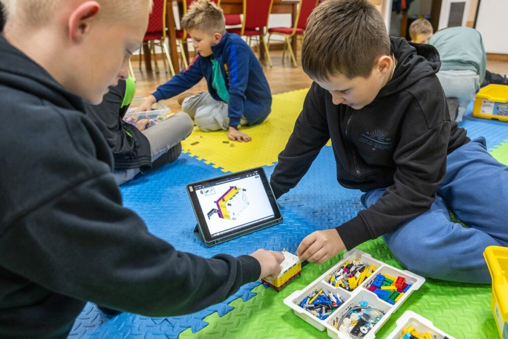 Klub młodzieżowy we Wielgiem, zajęcia z robotyki, fot. Szymon Zdziebło/tarantoga.pl dla UMWKP