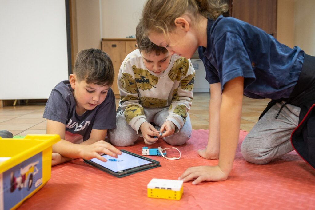 Klub młodzieżowy we Wielgiem, zajęcia z robotyki, fot. Szymon Zdziebło/tarantoga.pl dla UMWKP