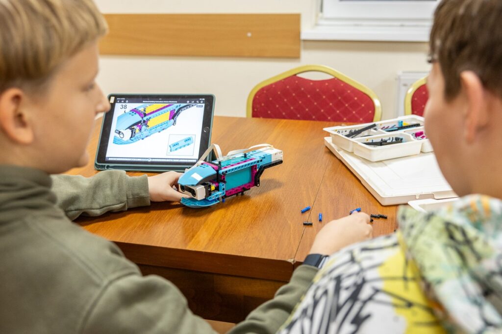 Klub młodzieżowy we Wielgiem, zajęcia z robotyki, fot. Szymon Zdziebło/tarantoga.pl dla UMWKP