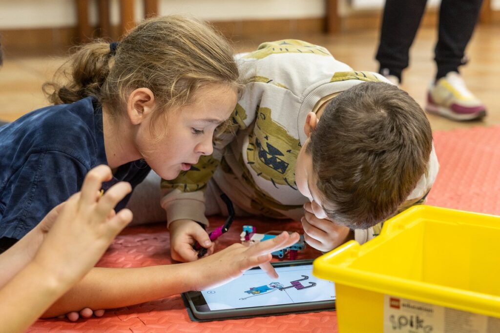 Klub młodzieżowy we Wielgiem, zajęcia z robotyki, fot. Szymon Zdziebło/tarantoga.pl dla UMWKP