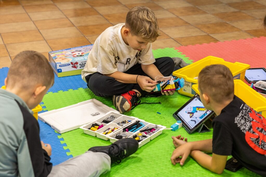 Klub młodzieżowy we Wielgiem, zajęcia z robotyki, fot. Szymon Zdziebło/tarantoga.pl dla UMWKP