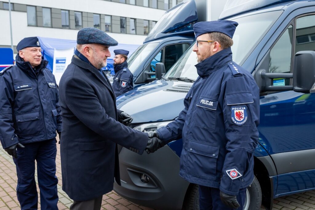 Uroczyste przekazanie sprzętu policji, fot. Tomasz Czachorowski/eventphoto.com.pl dla UMWKP