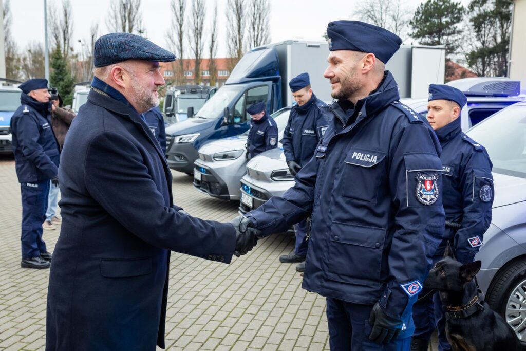 Uroczyste przekazanie sprzętu policji, fot. Tomasz Czachorowski/eventphoto.com.pl dla UMWKP