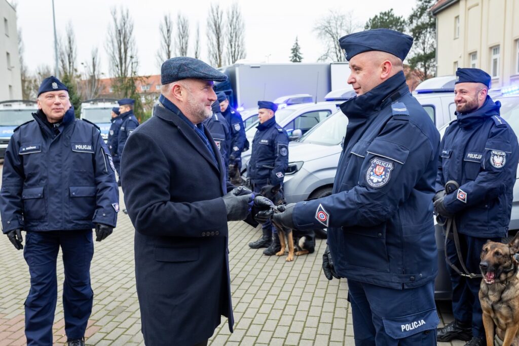 Uroczyste przekazanie sprzętu policji, fot. Tomasz Czachorowski/eventphoto.com.pl dla UMWKP