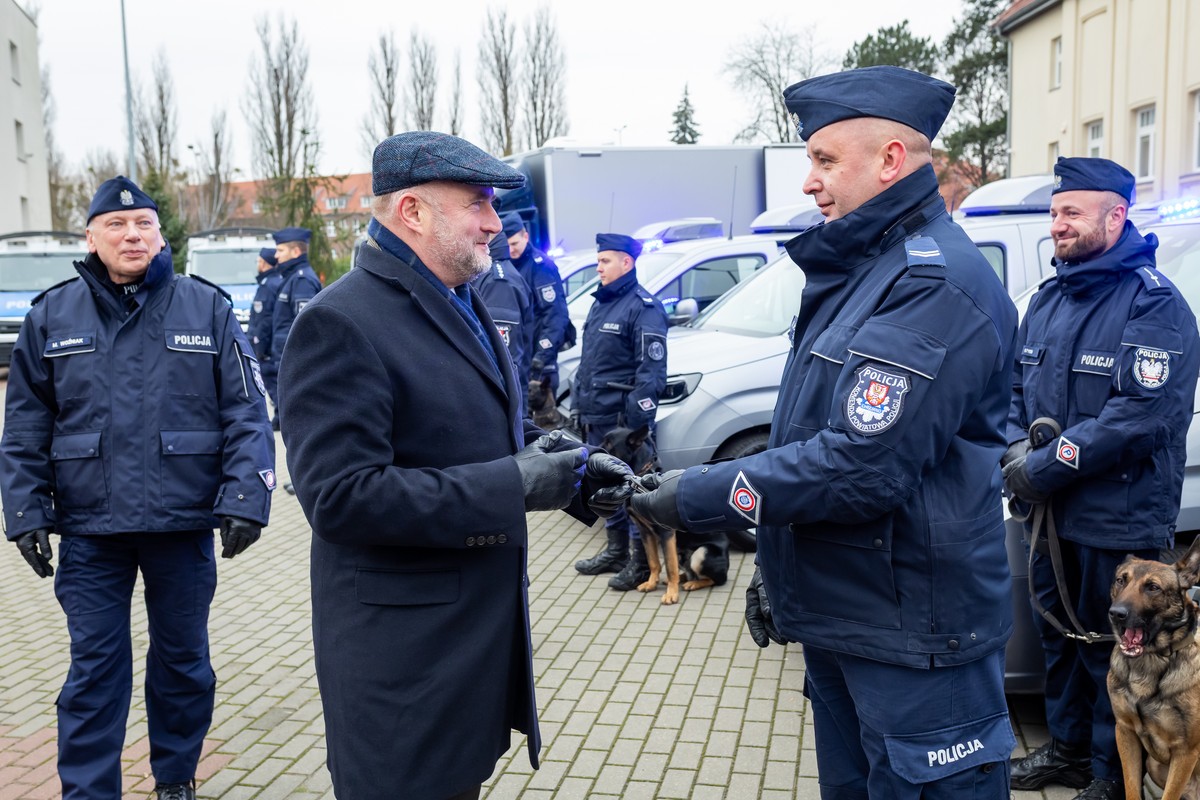 Uroczyste przekazanie sprzętu policji, fot. Tomasz Czachorowski/eventphoto.com.pl dla UMWKP