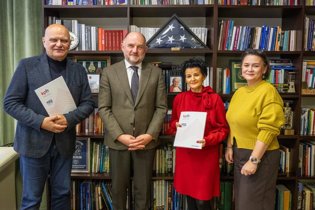 Podpisanie umowy między Kujawsko-Pomorskim Funduszem Rozwoju a Wojewódzkim Szpitalem Dziecięcym w Bydgoszczy, fot. Szymon Zdziebło/tarantoga.pl dla UMWKP