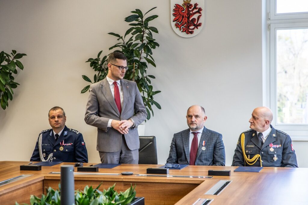 Podpisanie listu intencyjnego ws. rozbudowy systemu radiokomunikacyjnego, fot. Andrzej Goiński/UMWKP