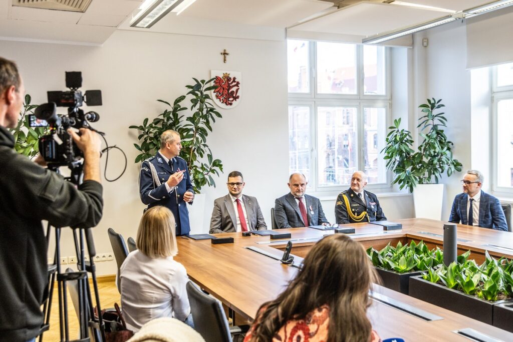 Podpisanie listu intencyjnego ws. rozbudowy systemu radiokomunikacyjnego, fot. Andrzej Goiński/UMWKP