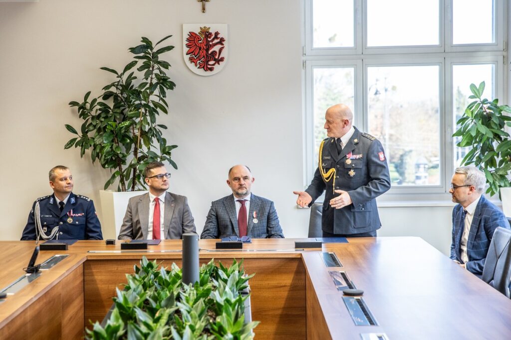 Podpisanie listu intencyjnego ws. rozbudowy systemu radiokomunikacyjnego, fot. Andrzej Goiński/UMWKP