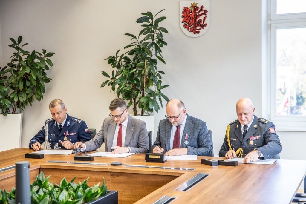 Podpisanie listu intencyjnego ws. rozbudowy systemu radiokomunikacyjnego, fot. Andrzej Goiński/UMWKP