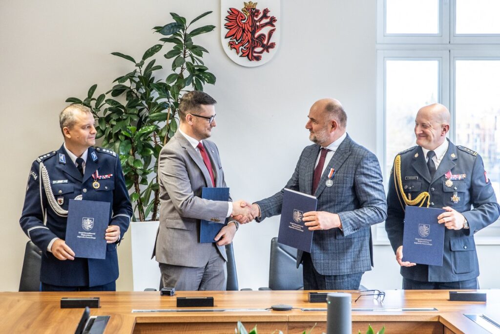 Podpisanie listu intencyjnego ws. rozbudowy systemu radiokomunikacyjnego, fot. Andrzej Goiński/UMWKP