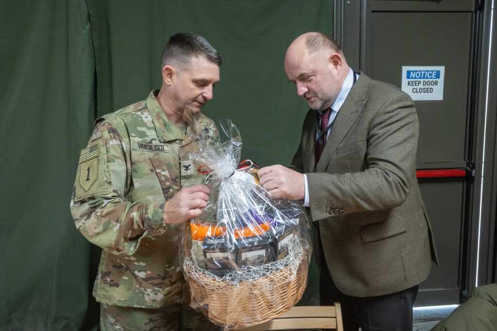 Marszałek Piotr Całbecki z wizytą w stacjonującej w Toruniu brygadzie artylerii, fot. Mikołaj Kuras dla UMWKP