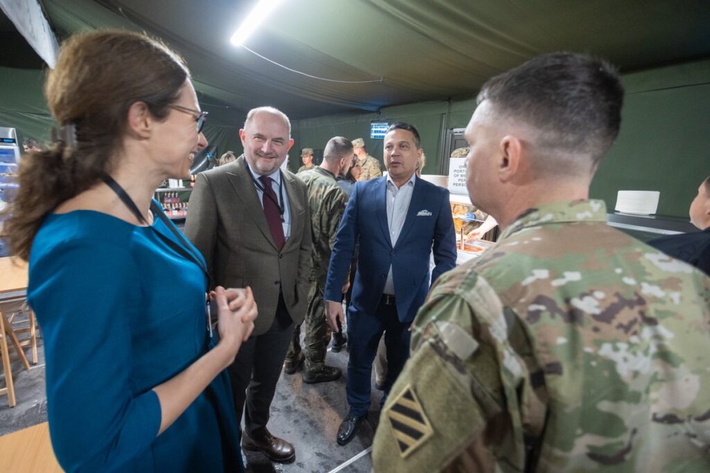 Marszałek Piotr Całbecki z wizytą w stacjonującej w Toruniu brygadzie artylerii, fot. Mikołaj Kuras dla UMWKP