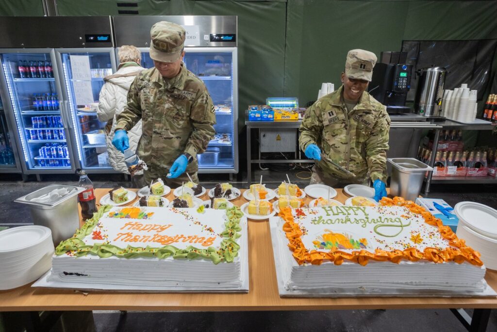Marszałek Piotr Całbecki z wizytą w stacjonującej w Toruniu brygadzie artylerii, fot. Mikołaj Kuras dla UMWKP