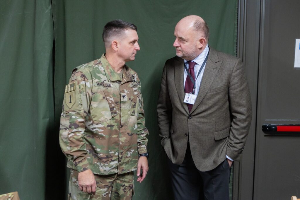 Marszałek Piotr Całbecki z wizytą w stacjonującej w Toruniu brygadzie artylerii, fot. Mikołaj Kuras dla UMWKP