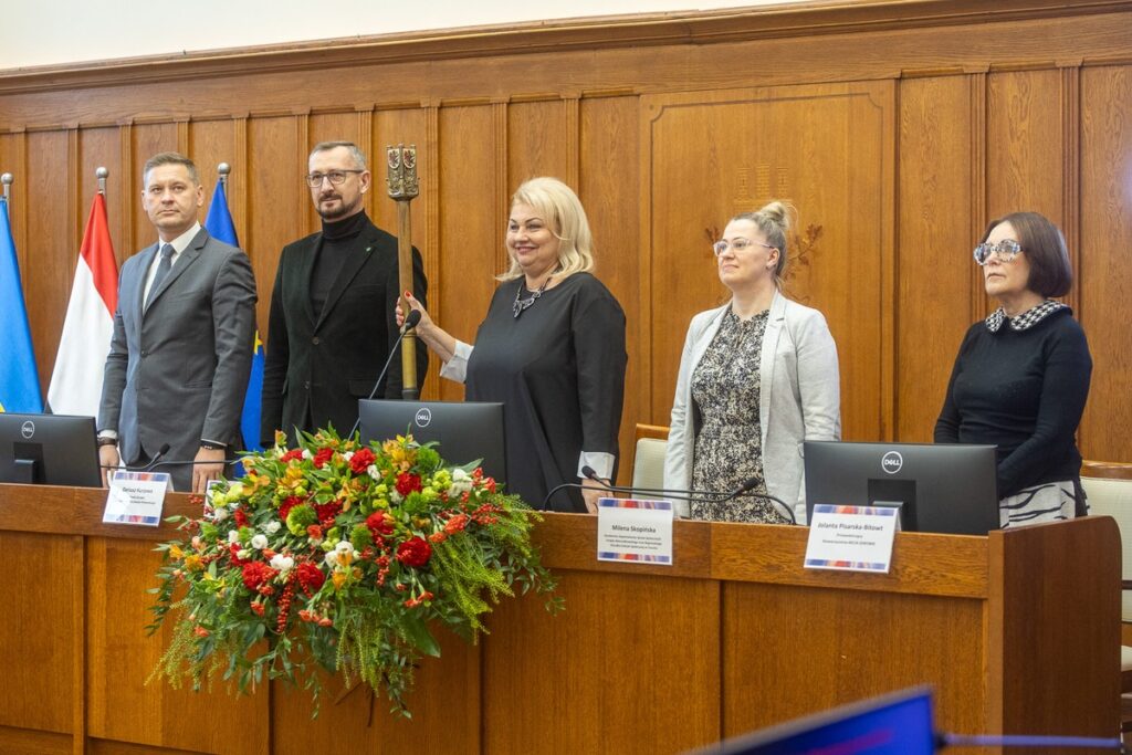 XV sesja osób z niepełnosprawnościami, fot. Szymon Zdziebło/tarantoga.pl dla UMWKP