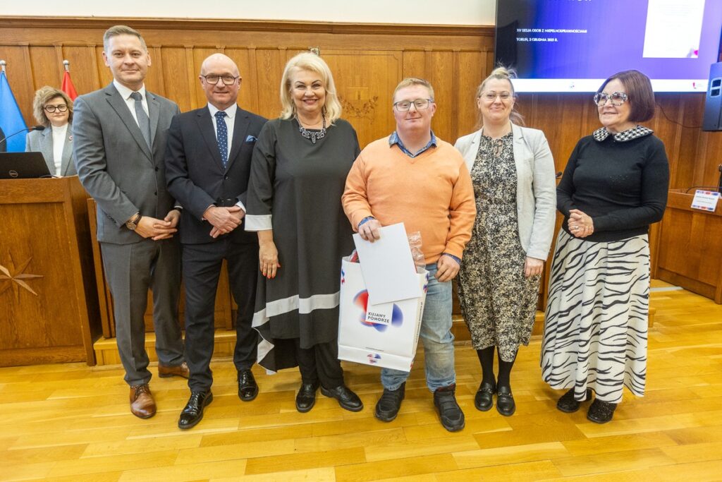 XV sesja osób z niepełnosprawnościami, fot. Szymon Zdziebło/tarantoga.pl dla UMWKP