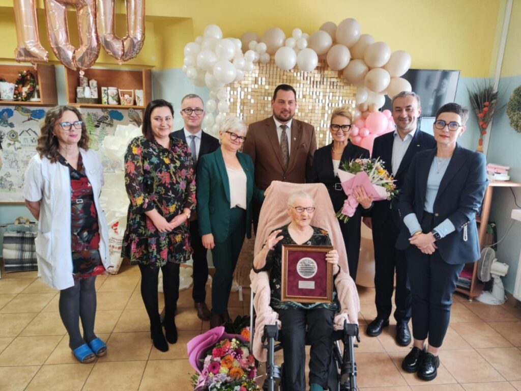 Wręczenie medalu Unitas Durat Mariannie Kraczyńskiej, fot. UMWKP