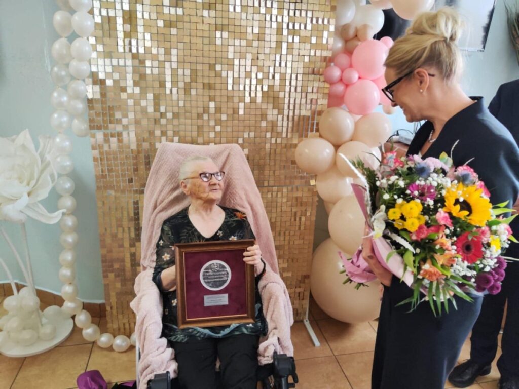 Wręczenie medalu Unitas Durat Mariannie Kraczyńskiej, fot. UMWKP