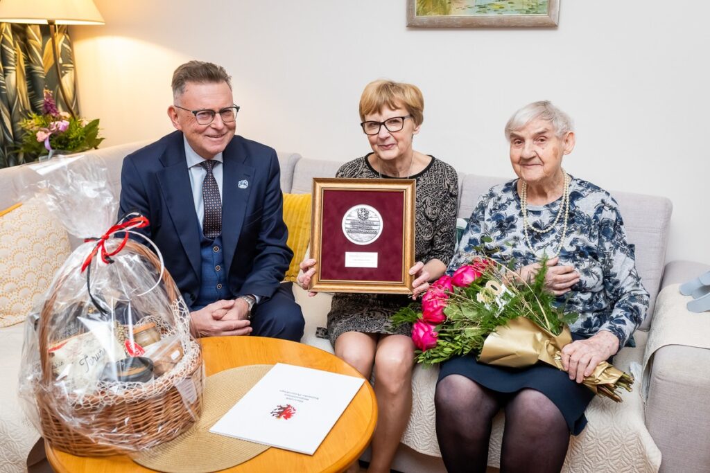 Wręczenie medalu Unitas Durat Cecylii Niewiem, fot. Tomasz Czachorowski/eventphoto.com.pl dla UMWKP