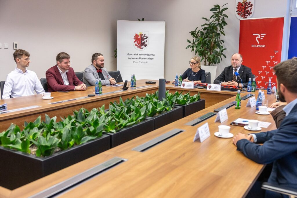 Konferencja dotycząca nowego rozkładu jazdy pociągów, fot. Szymon Zdziebło/tarantoga.pl dla UMWKP