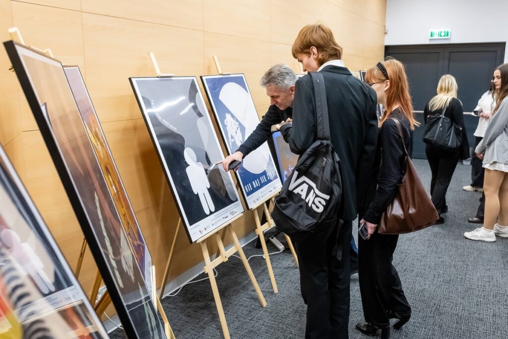 Wręczenie nagród w konkursie plastycznym „Plakat! Akcja! Reakcja!”, fot. Tomasz Czachorowski/eventphoto.com.pl dla UMWKP