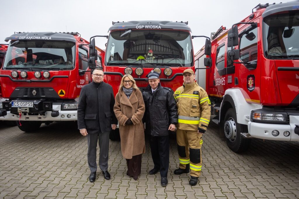 Przekazanie wozów ratowniczo-gaśniczych, fot. Mikołaj Kuras dla UMWKP