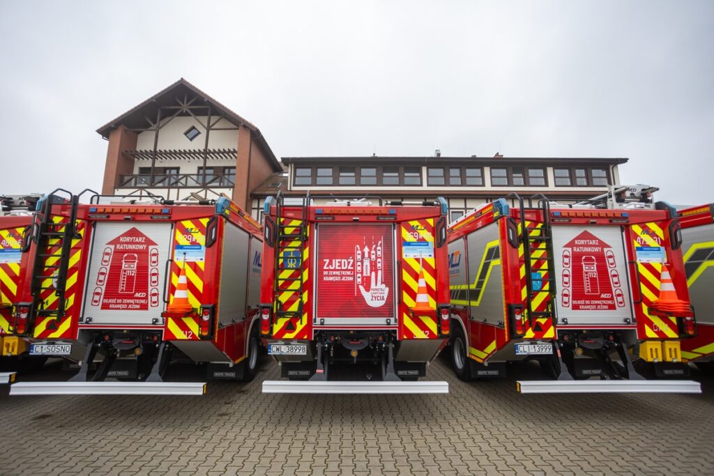 Przekazanie wozów ratowniczo-gaśniczych, fot. Mikołaj Kuras dla UMWKP