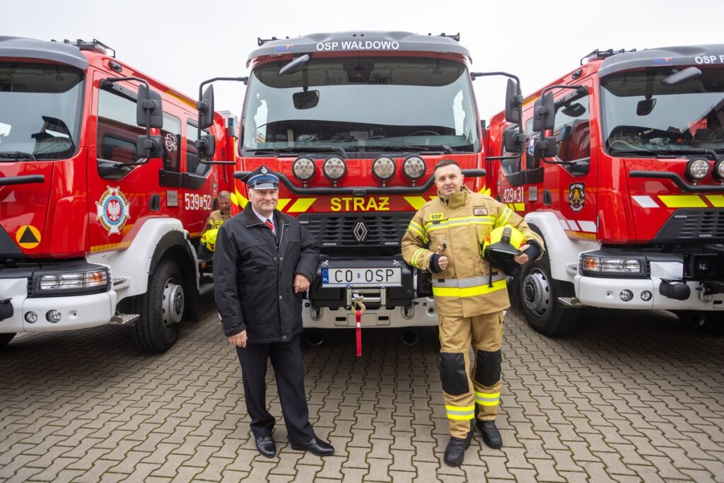 Przekazanie wozów ratowniczo-gaśniczych, fot. Mikołaj Kuras dla UMWKP