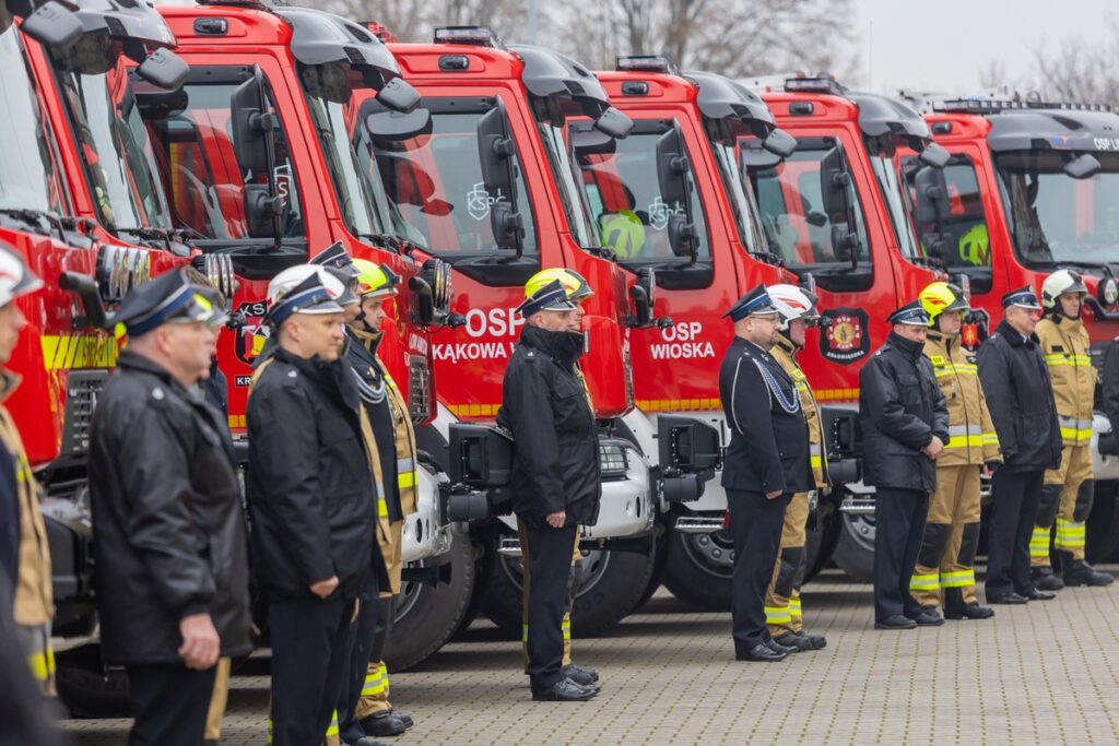 Przekazanie wozów ratowniczo-gaśniczych, fot. Mikołaj Kuras dla UMWKP