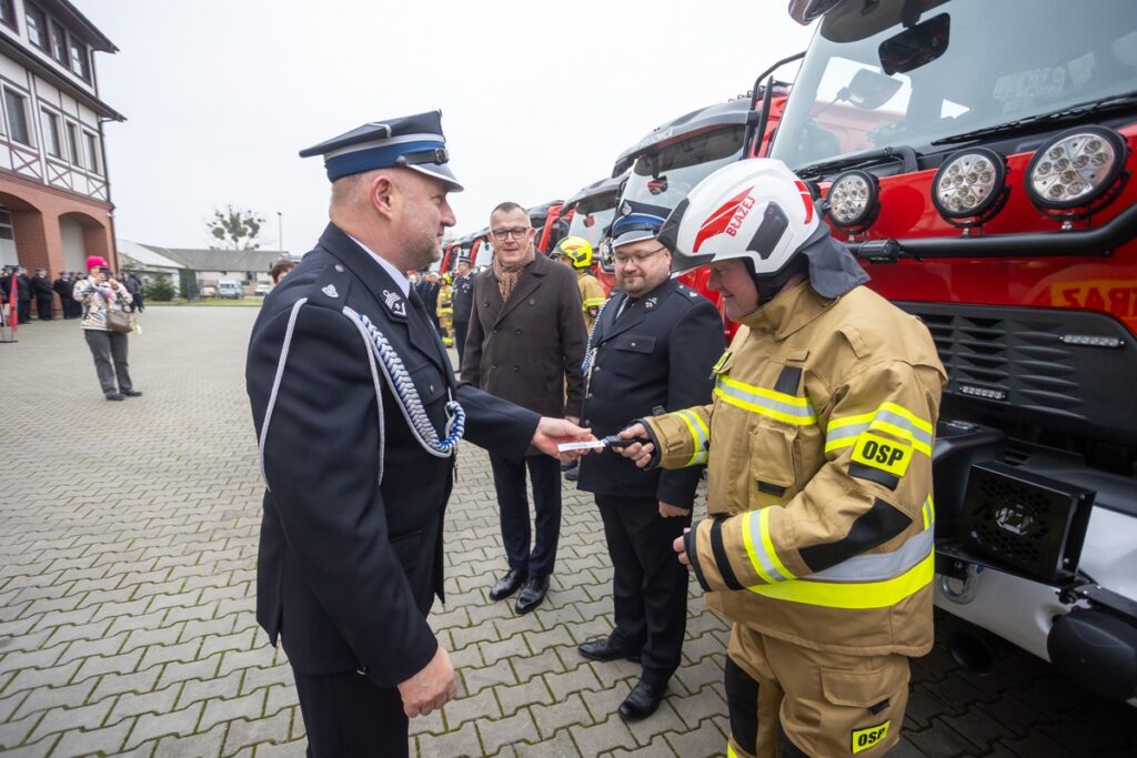 Przekazanie wozów ratowniczo-gaśniczych, fot. Mikołaj Kuras dla UMWKP