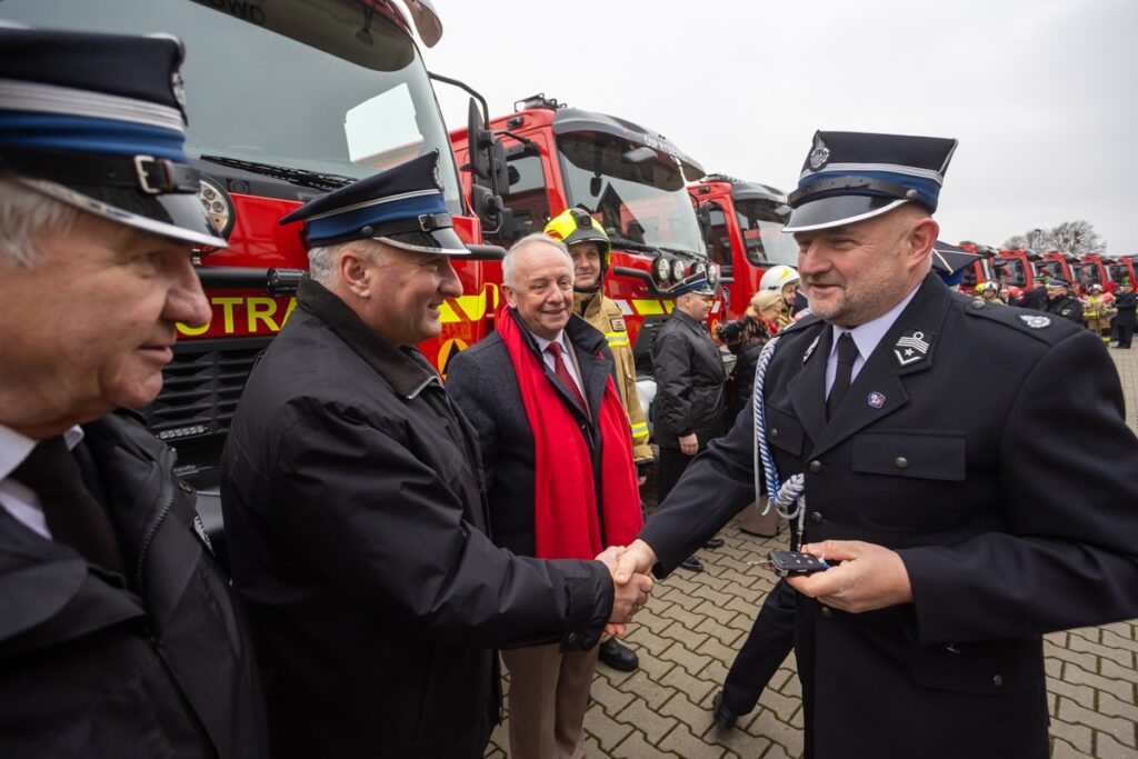 Przekazanie wozów ratowniczo-gaśniczych, fot. Mikołaj Kuras dla UMWKP