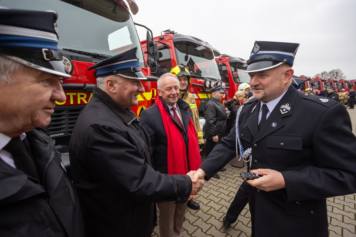 Przekazanie wozów ratowniczo-gaśniczych, fot. Mikołaj Kuras dla UMWKP