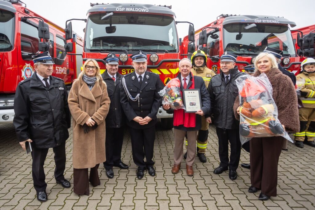 Przekazanie wozów ratowniczo-gaśniczych, fot. Mikołaj Kuras dla UMWKP