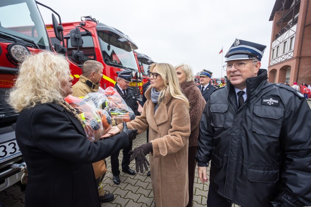 Przekazanie wozów ratowniczo-gaśniczych, fot. Mikołaj Kuras dla UMWKP