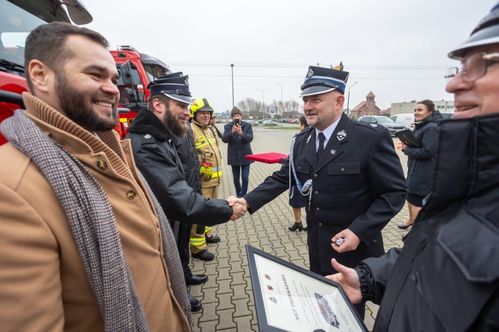 Przekazanie wozów ratowniczo-gaśniczych, fot. Mikołaj Kuras dla UMWKP