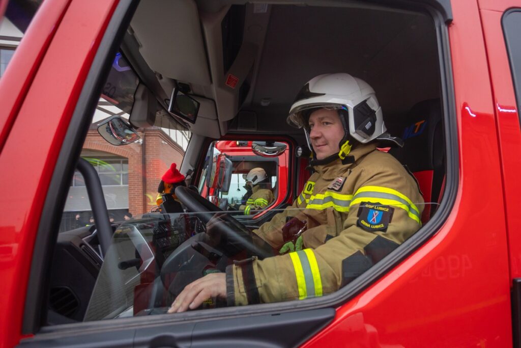 Przekazanie wozów ratowniczo-gaśniczych, fot. Mikołaj Kuras dla UMWKP
