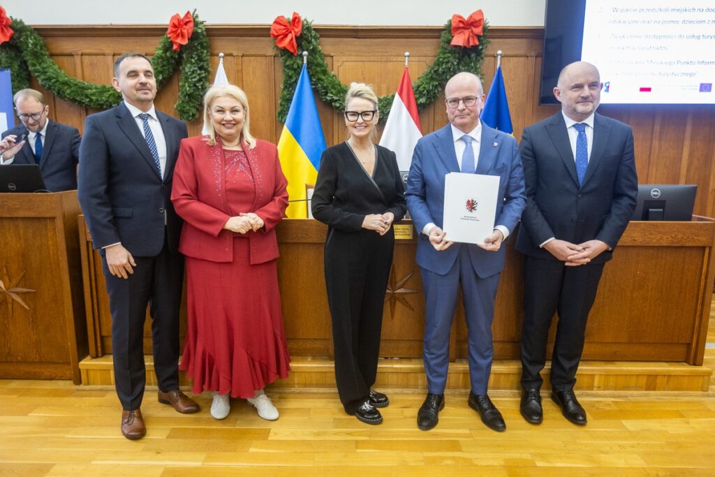 Ceremonia wręczenia umów FEdKP, 16 grudnia 2025, fot. Szymon Zdziebło/tarantoga dla UMWKP