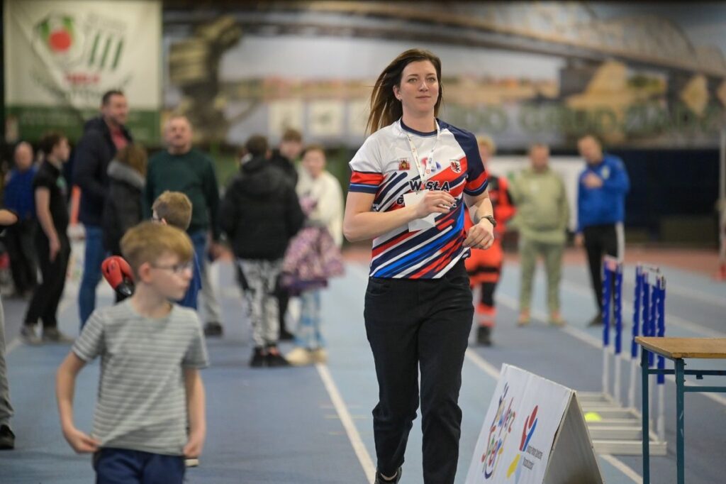 Zajęcia sportowe w hali GKS Olimpia w Grudziądzu, fot. Fundacja Pomocy Społecznej „Okruszek Szczęścia”