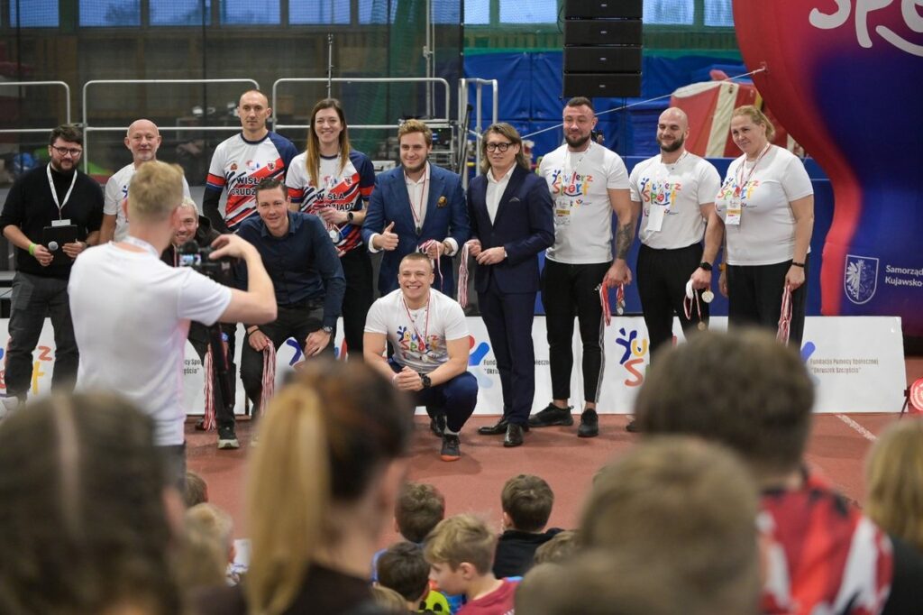 Zajęcia sportowe w hali GKS Olimpia w Grudziądzu, fot. Fundacja Pomocy Społecznej „Okruszek Szczęścia”