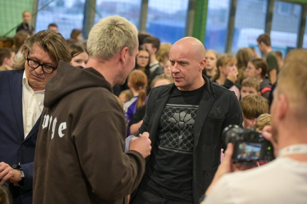 Zajęcia sportowe w hali GKS Olimpia w Grudziądzu, fot. Fundacja Pomocy Społecznej „Okruszek Szczęścia”