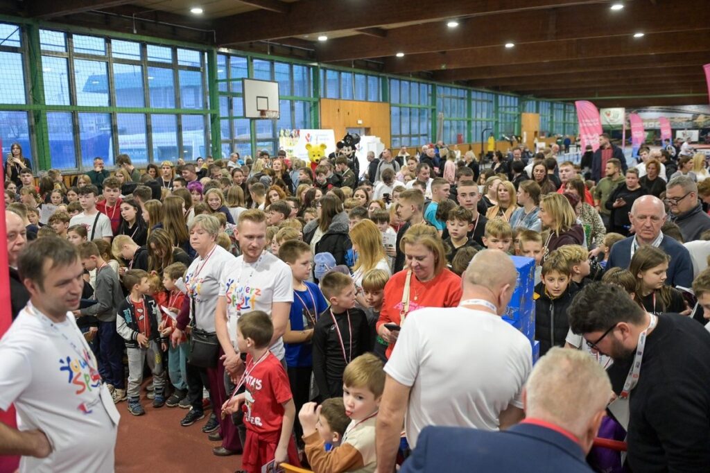 Zajęcia sportowe w hali GKS Olimpia w Grudziądzu, fot. Fundacja Pomocy Społecznej „Okruszek Szczęścia”