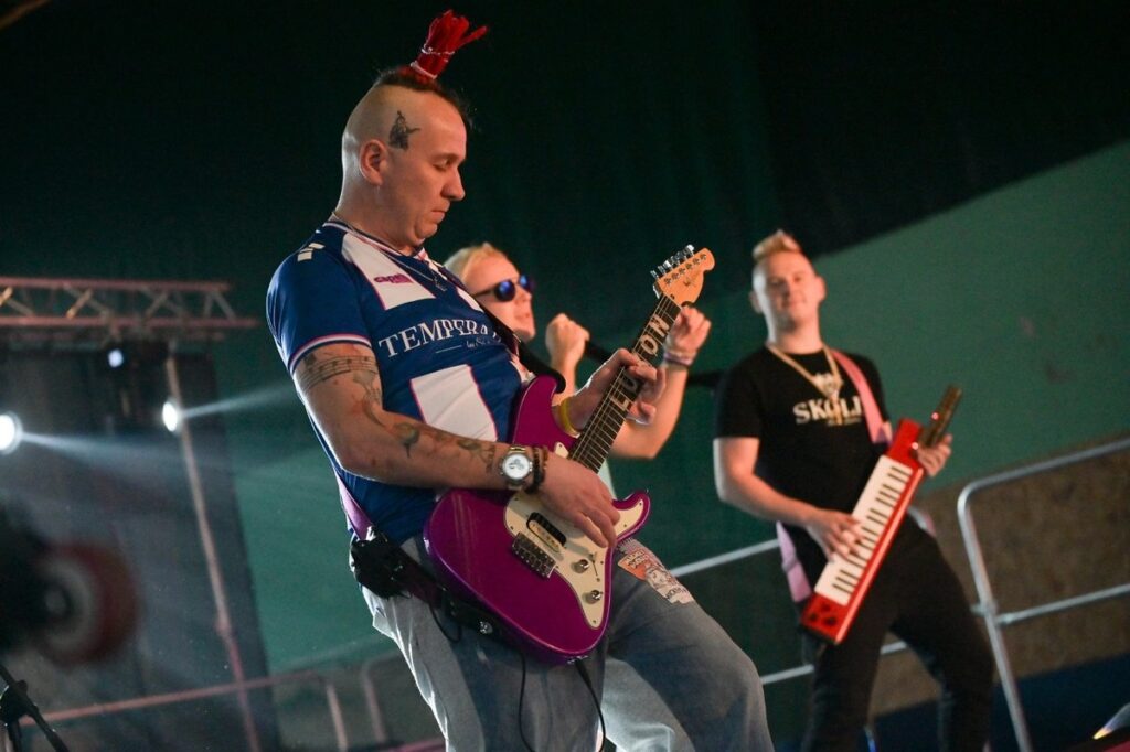 Zajęcia sportowe w hali GKS Olimpia w Grudziądzu, fot. Fundacja Pomocy Społecznej „Okruszek Szczęścia”