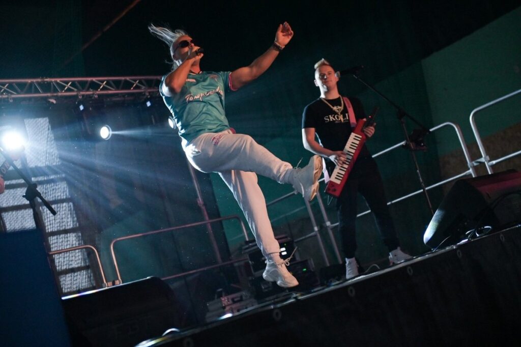 Zajęcia sportowe w hali GKS Olimpia w Grudziądzu, fot. Fundacja Pomocy Społecznej „Okruszek Szczęścia”