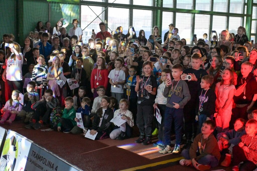 Zajęcia sportowe w hali GKS Olimpia w Grudziądzu, fot. Fundacja Pomocy Społecznej „Okruszek Szczęścia”