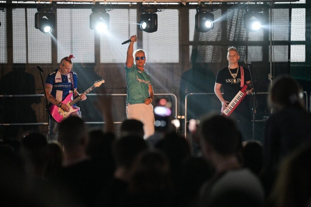 Zajęcia sportowe w hali GKS Olimpia w Grudziądzu, fot. Fundacja Pomocy Społecznej „Okruszek Szczęścia”