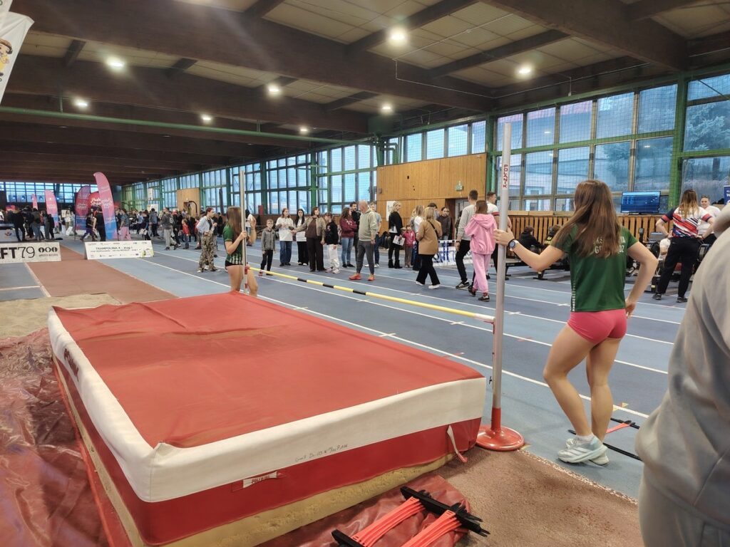 Zajęcia sportowe w hali GKS Olimpia w Grudziądzu, fot. Fundacja Pomocy Społecznej „Okruszek Szczęścia”